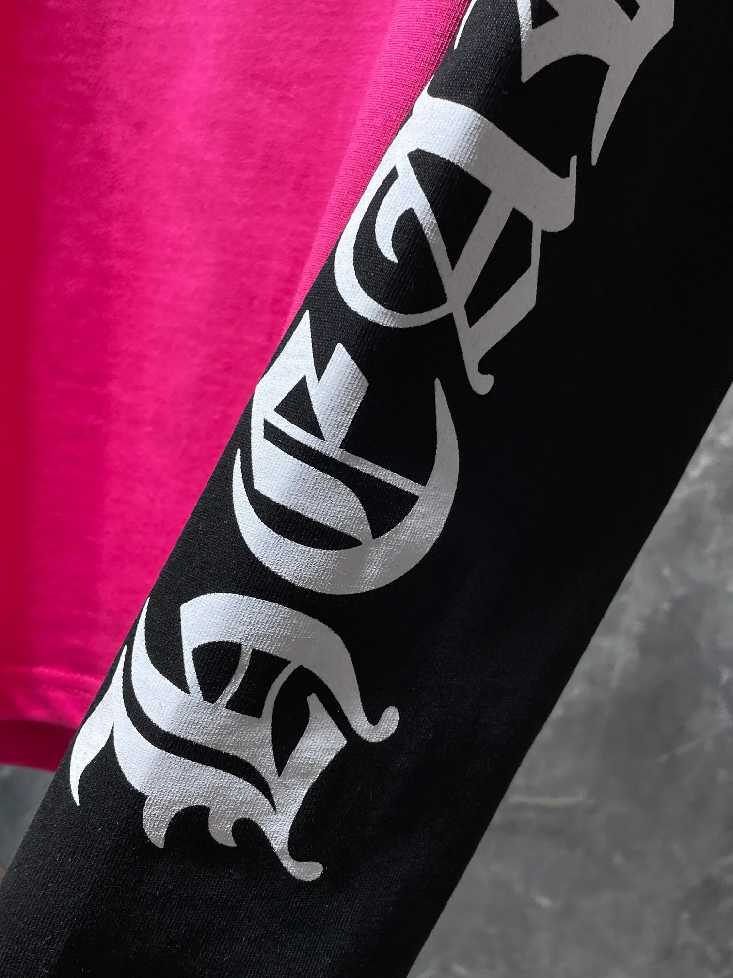 P160 Chrome Hearts 🍁Long T series🍁 High-weight, environmentally friendly and high-quality top-quality fabrics Chrome Sanskrit letters, big horseshoe color-blocking raglan long-sleeved T, counter synchronization, replica version 1:1 Recommended color: black and red color-blocking Size: S, M, L, XL